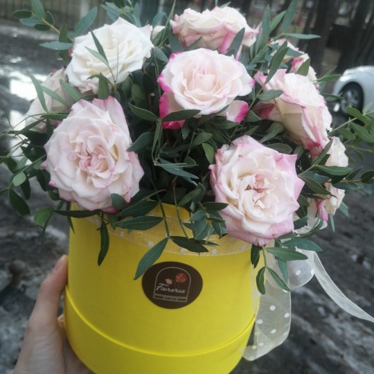 Кустовые розы в коробке