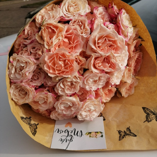 15 веток кустовой розы