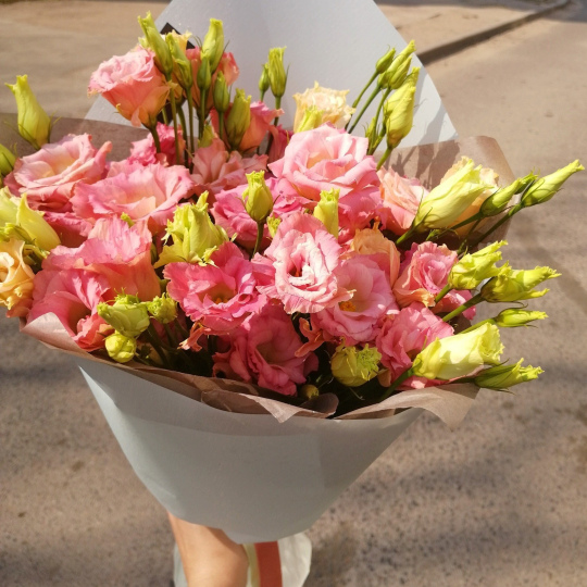 9 веток эустомы